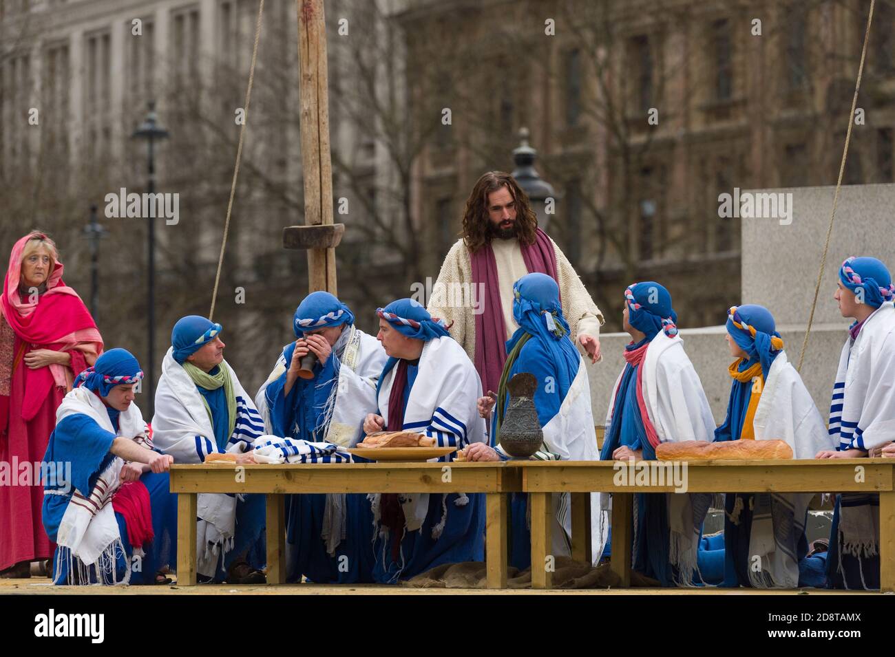Die jährliche Aufführung der Passion Jesu am Karfreitag auf dem Trafalgar Square in London wird von den Wintershall Players vorgetragen. Das Stück zum Gedenken an den Tag, an dem Jesus von den Römern verhaftet, versucht und gekreuzigt wurde, zwei Tage vor der wunderbarerweise Auferstandung von den Toten am Ostersonntag. Trafalgar Square, Westminster, London, Großbritannien. April 2015 Stockfoto