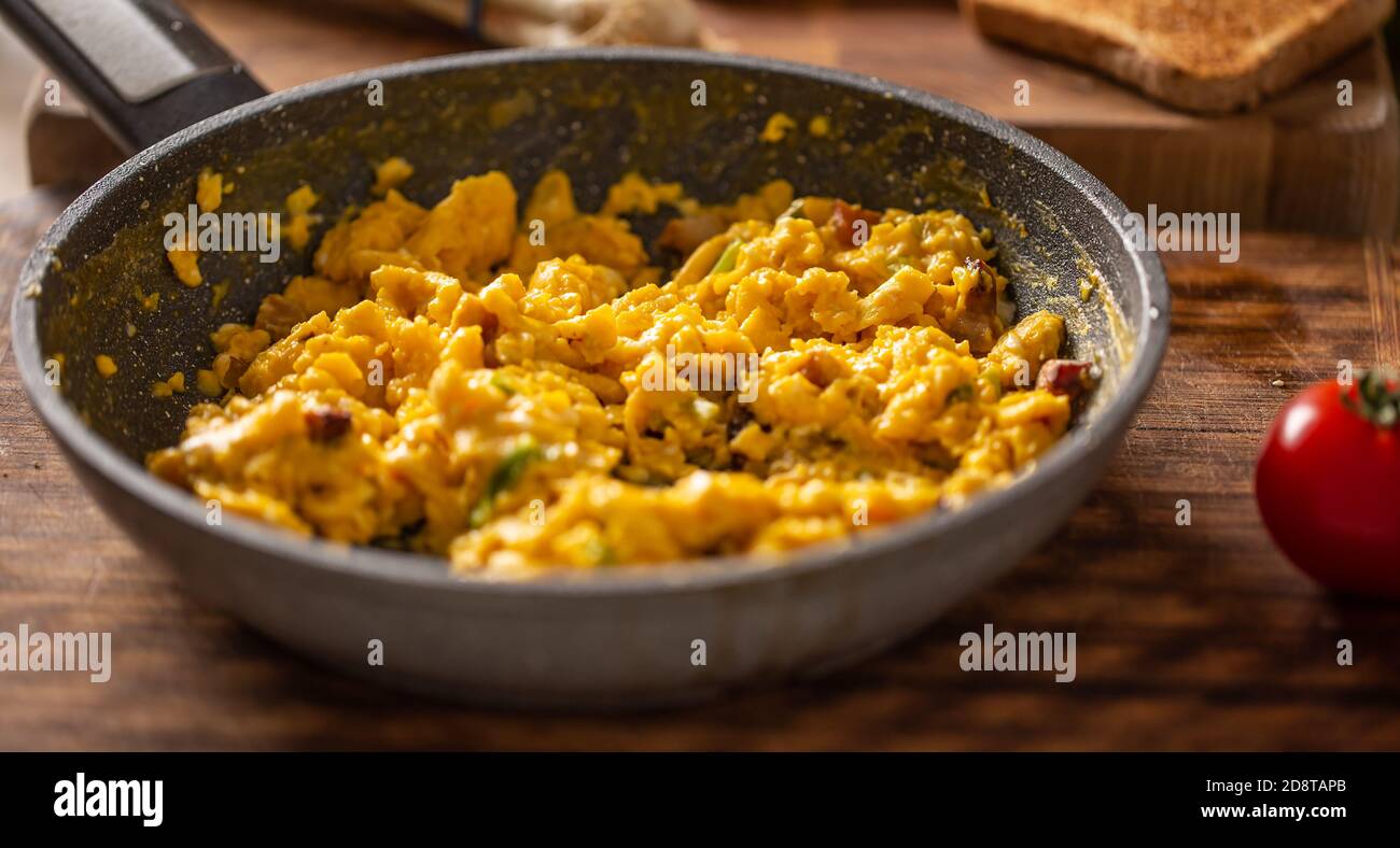 Frisch zubereitetes Rührei in einer Pfanne Stockfoto
