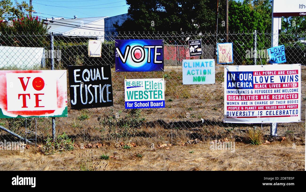 2020 Wahlstimmen Protestschilder hängen am Zaun in petaluma kalifornien, usa Stockfoto