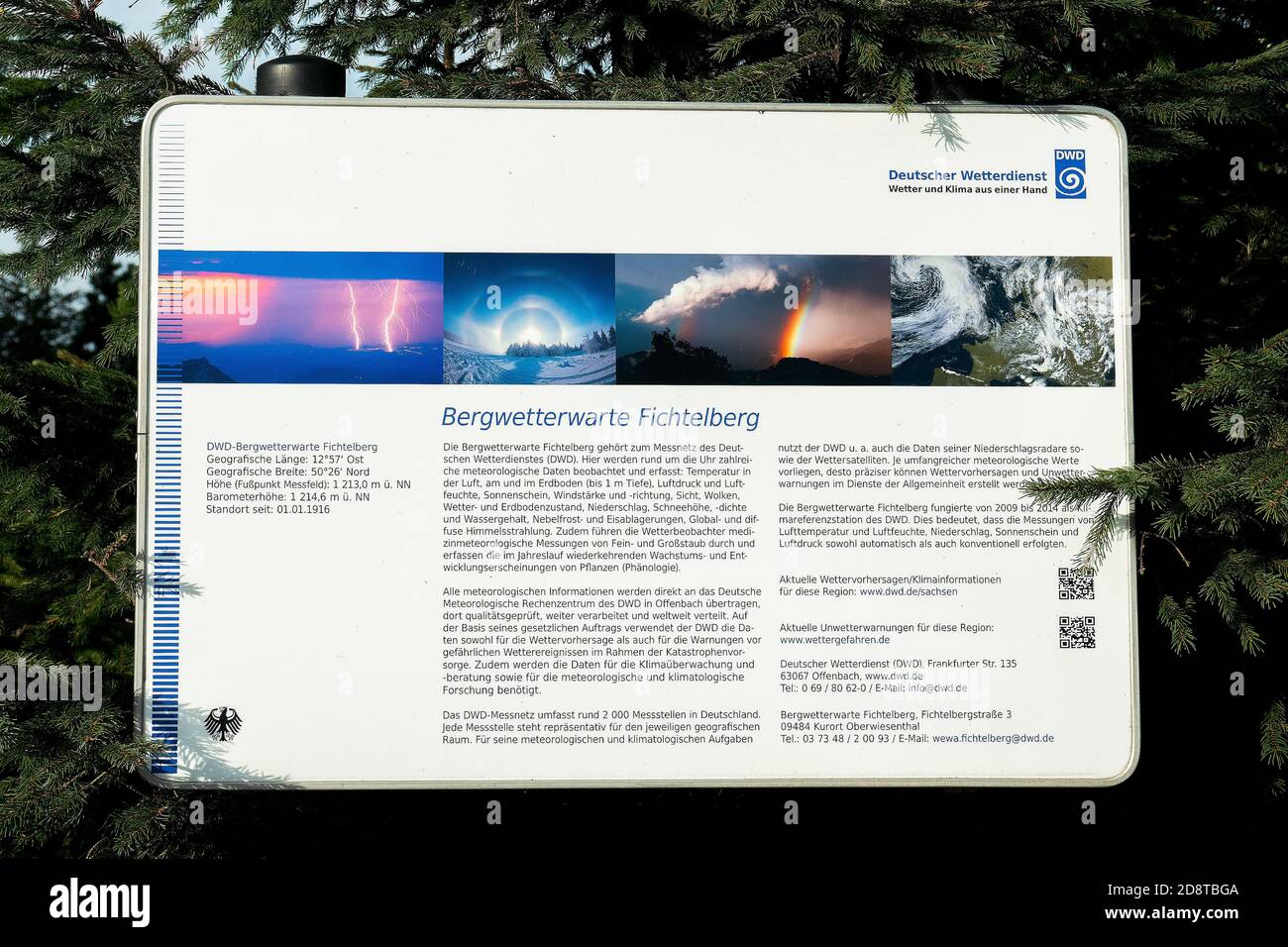 Erklärungsplatte der meteorologischen Station am Fichtelberg bei Oberwiesenthal in Sachsen Stockfoto