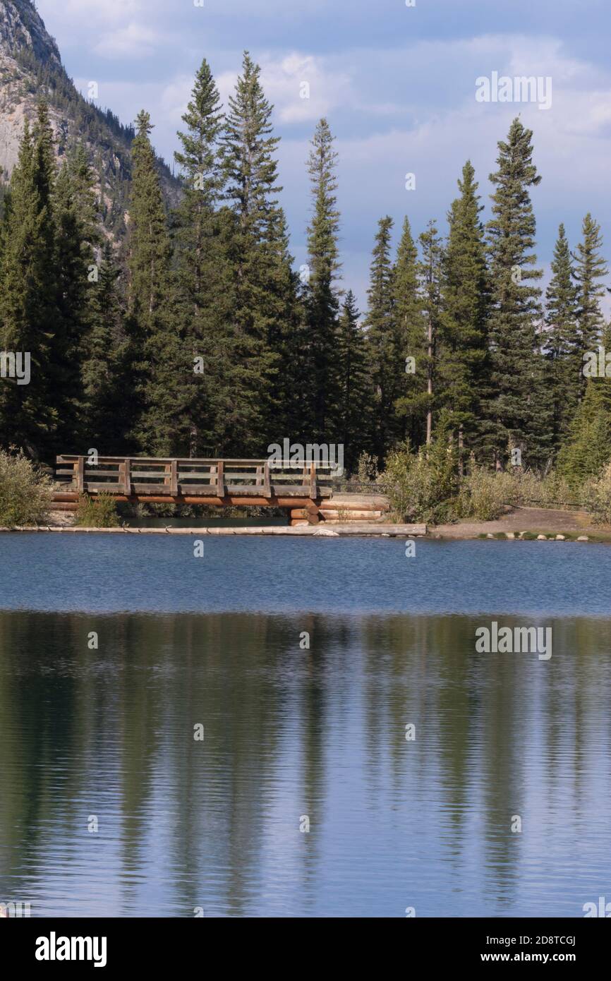 Malerische und ruhige Mount Lorette Teiche im Peter Lougheed Provincial Park in Alberta, Kanada Stockfoto