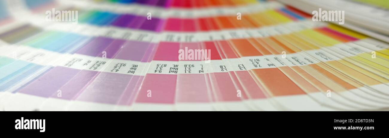 Horizontales Bild der Farbpalette. Auswählen von Farben aus Katalogproben zum Drucken von Proofs. Konzept des Farbmanagements in den Druckproducti Stockfoto