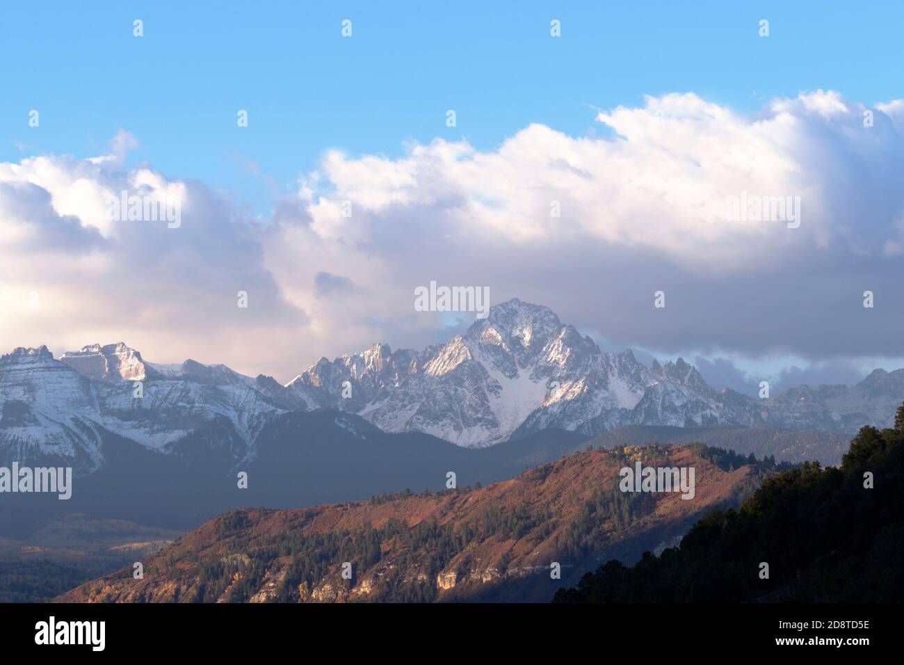 Tolle landschaftliche Aussichten markieren die Fahrt des Million Dollar Highway 550 im Südwesten Colorados. Die Szenerien auf Autotour sind spektakulär. Stockfoto