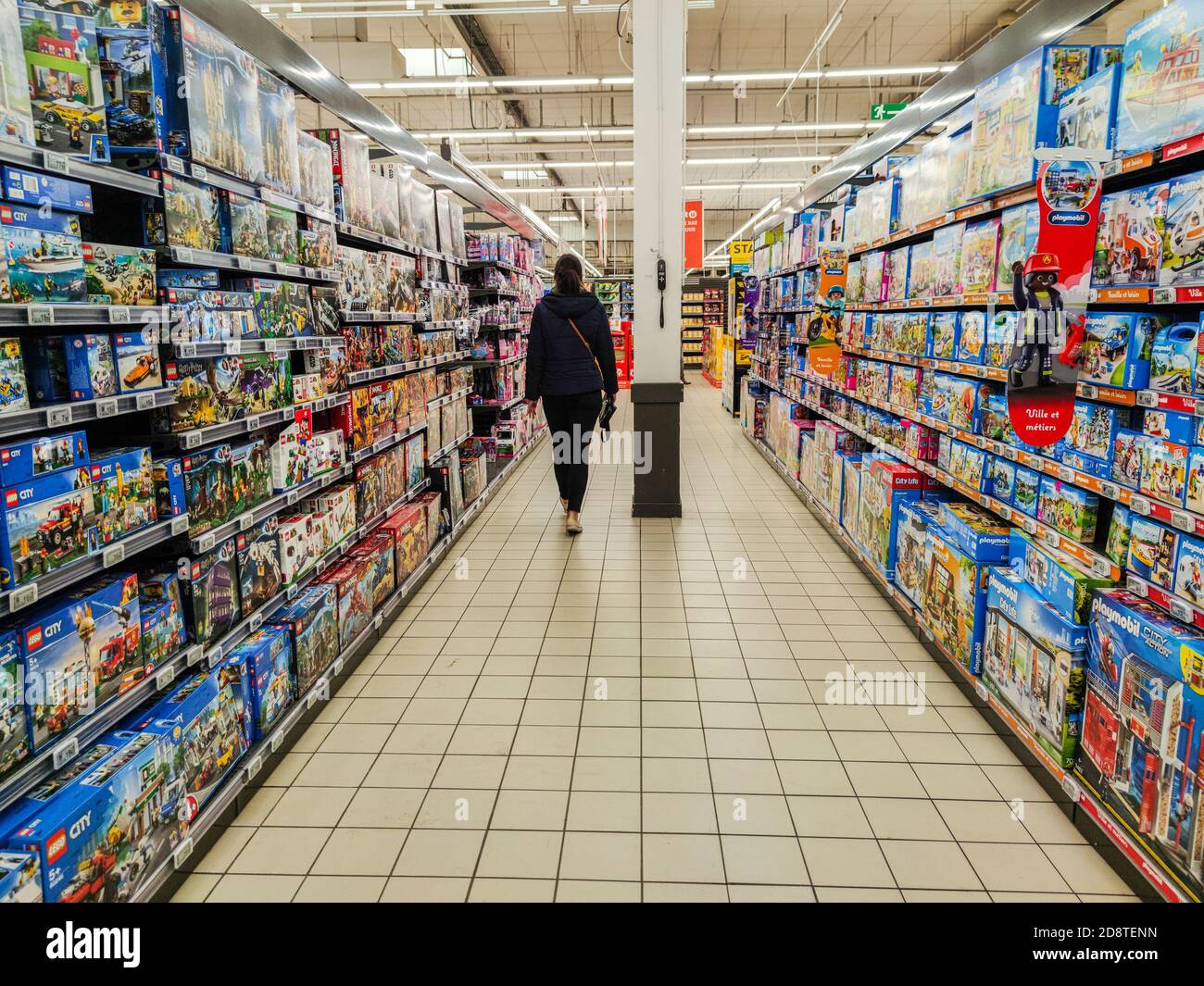 Puilboreau, Frankreich - 14. Oktober 2020:Frau, die in der Spielzeugabteilung eines Supermarkts zurückgeht Stockfoto