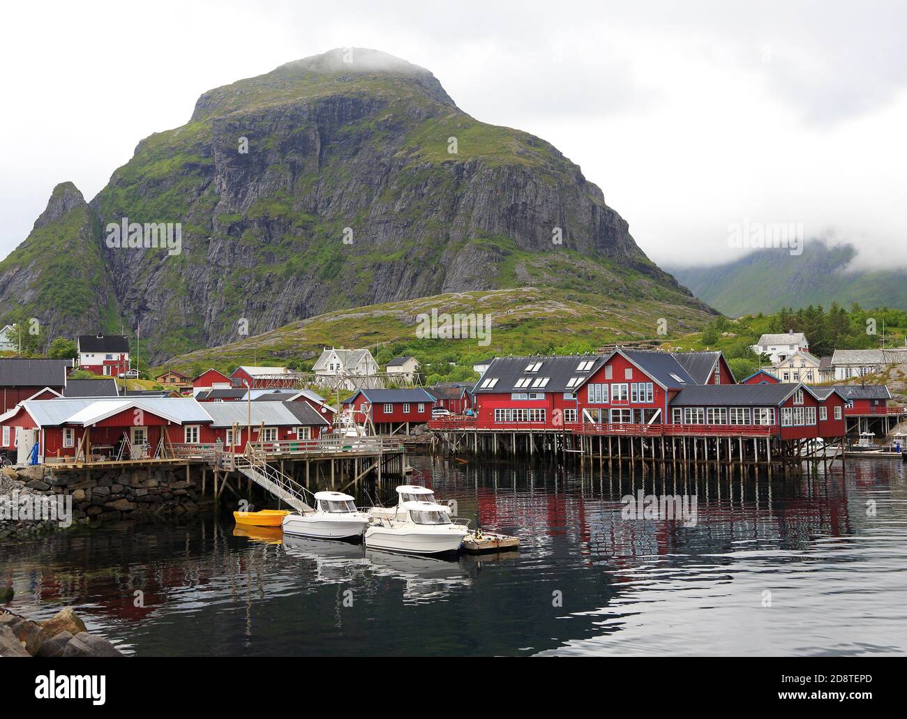 Traditionelle rote Rorbu Häuser, Fischerboote in Å Dorf, Lofoten Inseln, Norwegen Stockfoto
