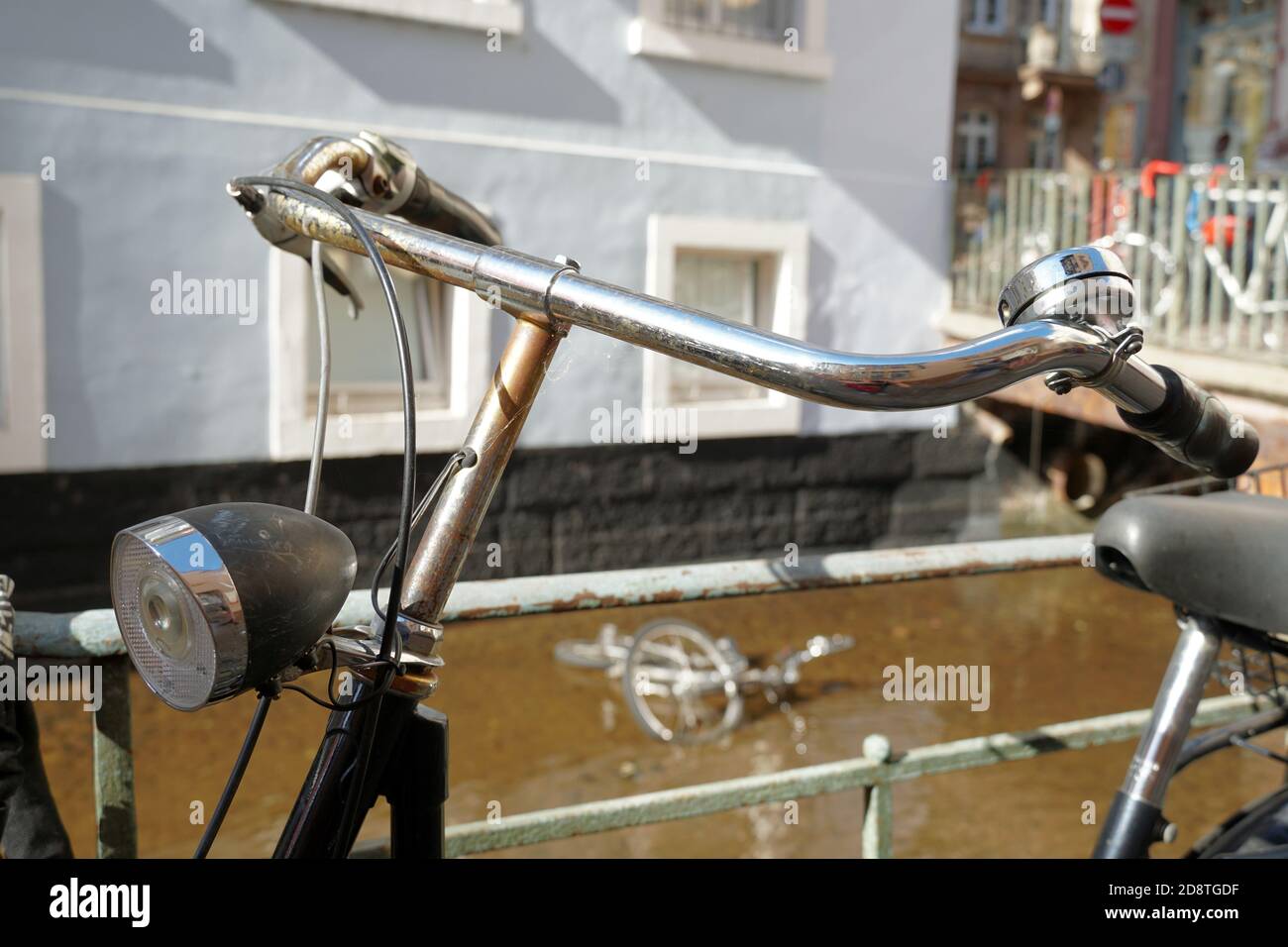 Ein Oldtimer-Fahrrad lehnte sich auf einem Metallgeländer entlang eines  Stadtbaches in Freiburg in Deutschland genannt Baechle. Der Strom im  Hintergrund Stockfotografie - Alamy