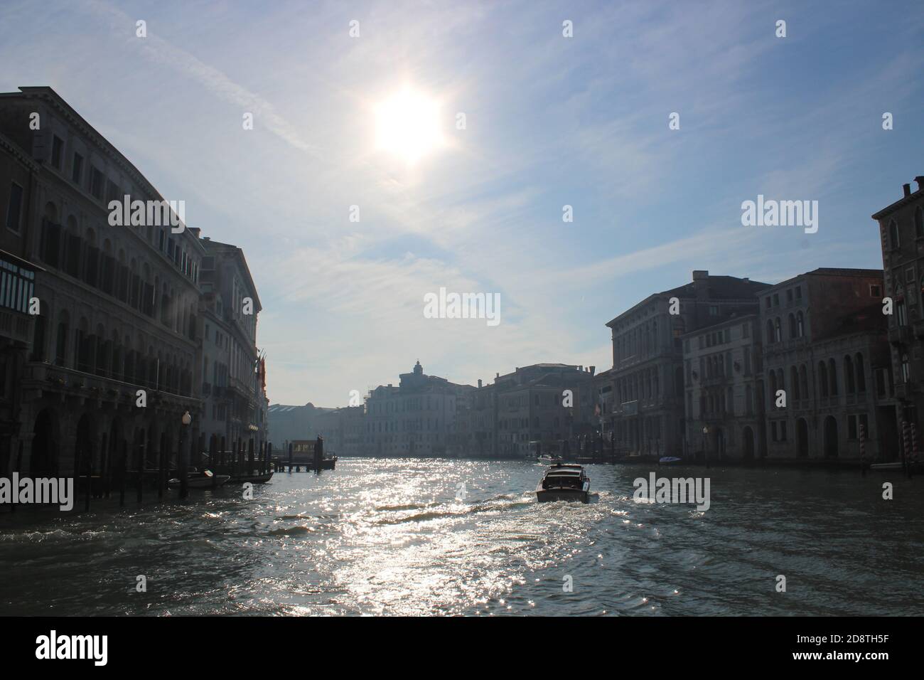 Der große Kanal von der Sonne beleuchtet Stockfoto