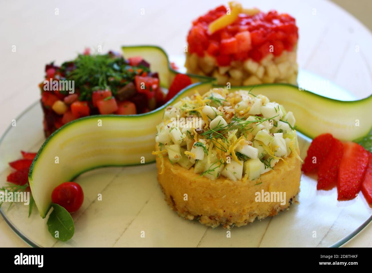 Drei originelle und farbenfrohe Gerichte auf einem Teller Stockfoto