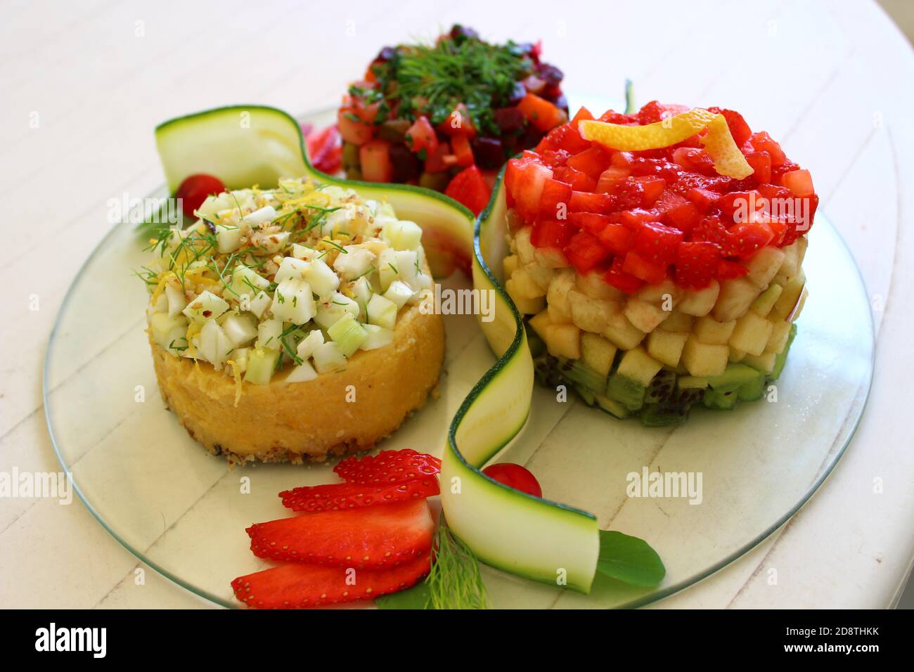 Menü auf einem Teller: Vorspeise, Hauptgericht und Dessert ohne Fleisch und Fisch. Stockfoto