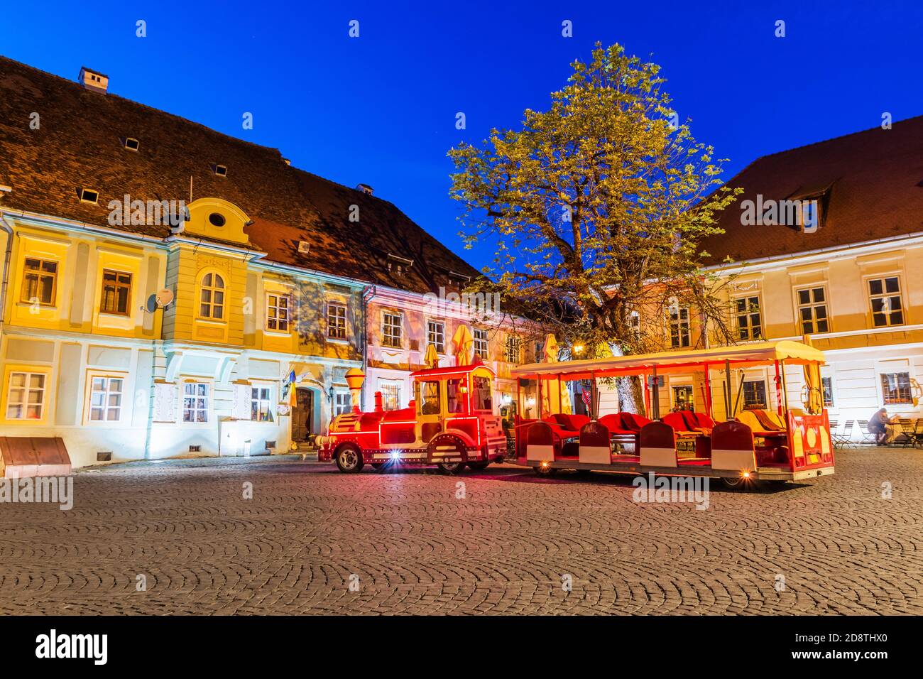 Sighisoara, Rumänien. Altstadtplatz und Touristenzug. Stockfoto