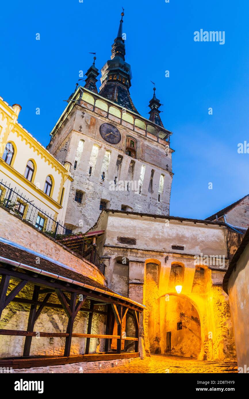 Sighisoara, Rumänien. Mittelalterliche Stadt mit Uhrturm in Siebenbürgen. Stockfoto