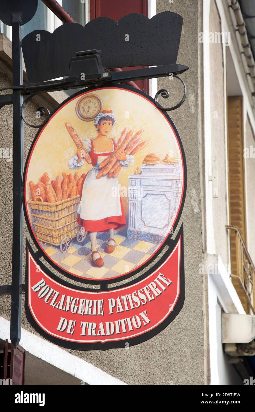 Boulangerie Patisserie de Tradition. Traditionelle illustrierte Emaille Bäcker Schild hängt über einem Französisch Dorf Bäckerei Shop. Longpont-Sur-Orge, Frankreich. Stockfoto