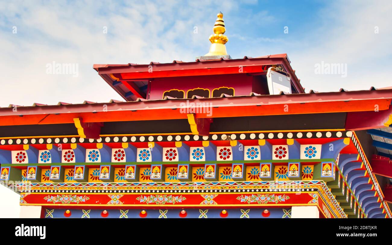 LA BOULAYE, FRANKREICH - APRIL CIRCA, 2018. Farbenfrohe Details des Daches des 1000 buddhas Tempels. Holzschnitzerei. Mehrfarbige, dreistufige Hütte Stockfoto
