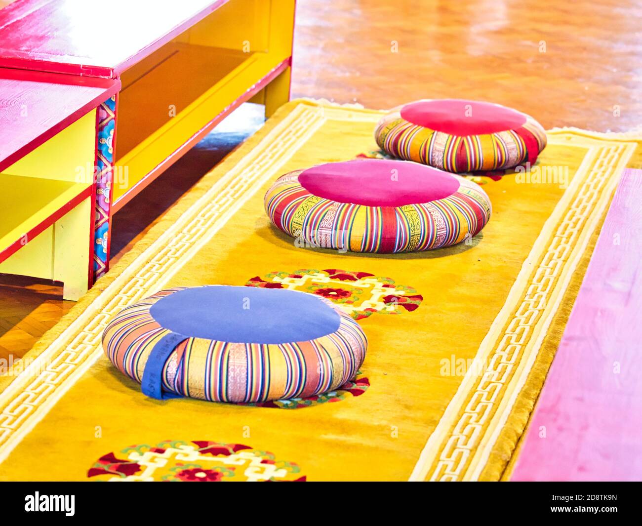 Bunte Mönchs Gebet oder Meditation Kissen im Tempel. Warten auf Leute Stockfoto