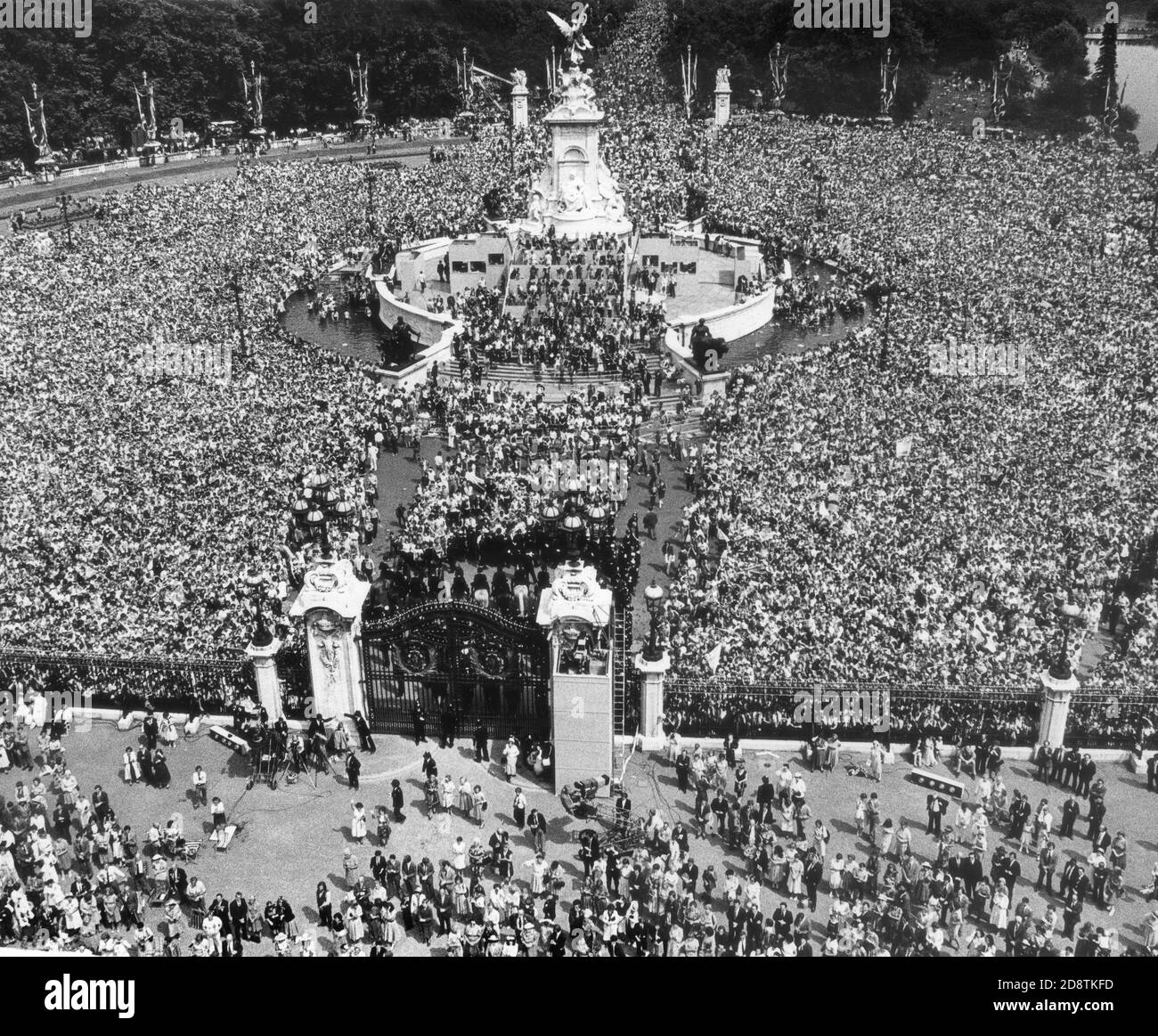 Massen außerhalb Buckingham Palast für die Hochzeit von Charles und Diana 29.07.81 Stockfoto