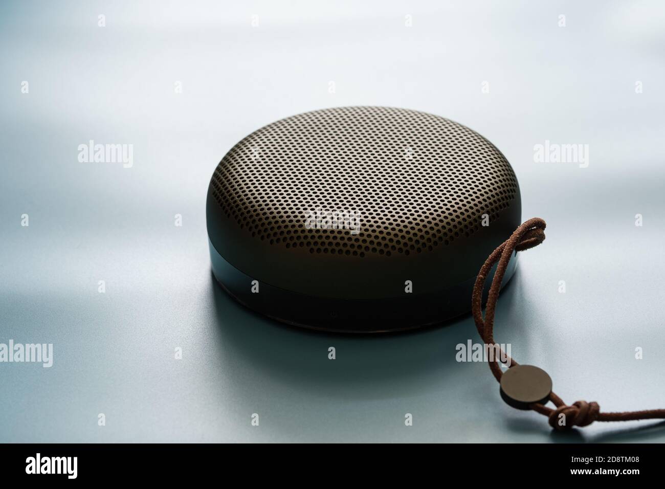 Grüner Premium-bluetooth-Lautsprecher und Kopierplatz bei blauem Licht Hintergrundfarbe Stimmung und Ton Stil Stockfoto