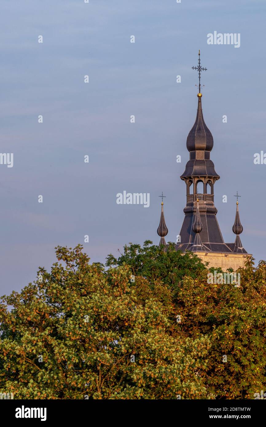 Der Turm der O.L.V.-Ten-Poel Kirche in Tienen/Belgien. Die gotische Kirche aus dem 13. Jahrhundert. An einem sonnigen Tag im Sommer Stockfoto