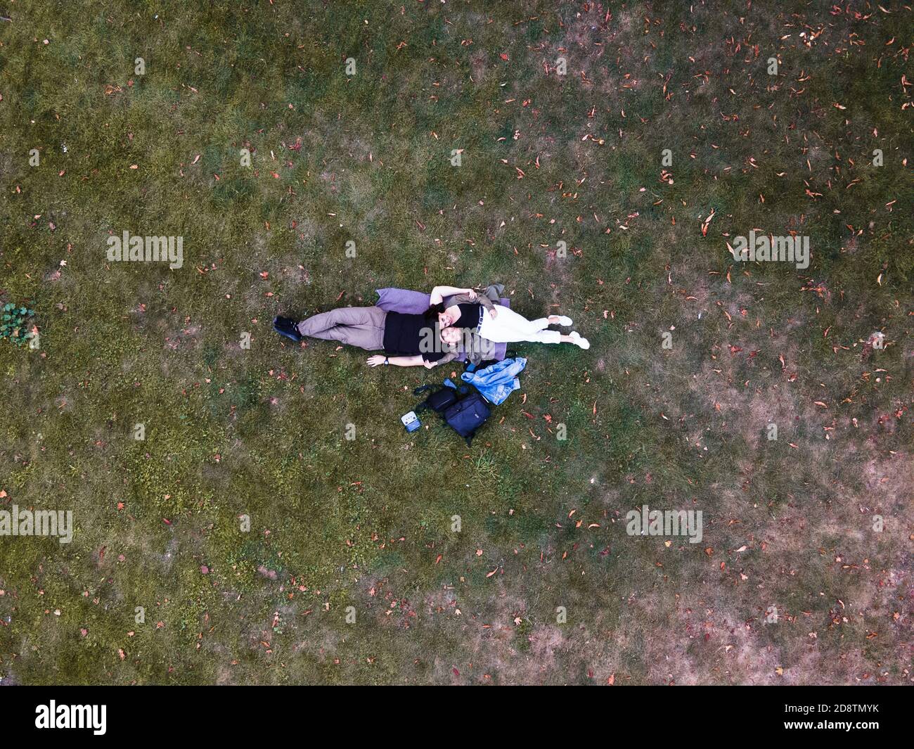 Paar liegt auf dem Boden romantische Datierung Stockfoto