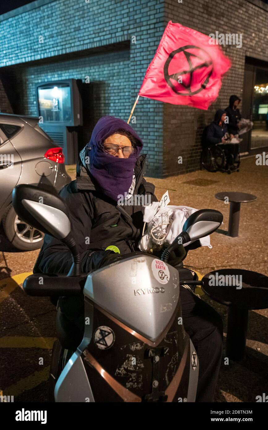 Hastings, Großbritannien. Oktober 2020. Extinction Rebellion Halloween Protest und März. Der lebhafte marsch verließ die Altstadt einmal dunkel, und schloss laute Samba Trommler, Skelette, hell erleuchtete Fahrräder, eine Welt im Feuer Bildnis, Feuer Fackeln und endete mit Rauchbomben. Die Straßen wurden durch 10M Banner blockiert, damit der marsch sicher Straßen überqueren konnte. Der Protest forderte sofortige und sinnvolle Maßnahmen der Regierung, um den Herausforderungen einer Klimanotlage zu begegnen. Veranstaltet von Extinction Rebellion Hastings / St. Leonards und Extinction Rebellion Southeast UK. Quelle: Stephen Bell/Alamy Stockfoto