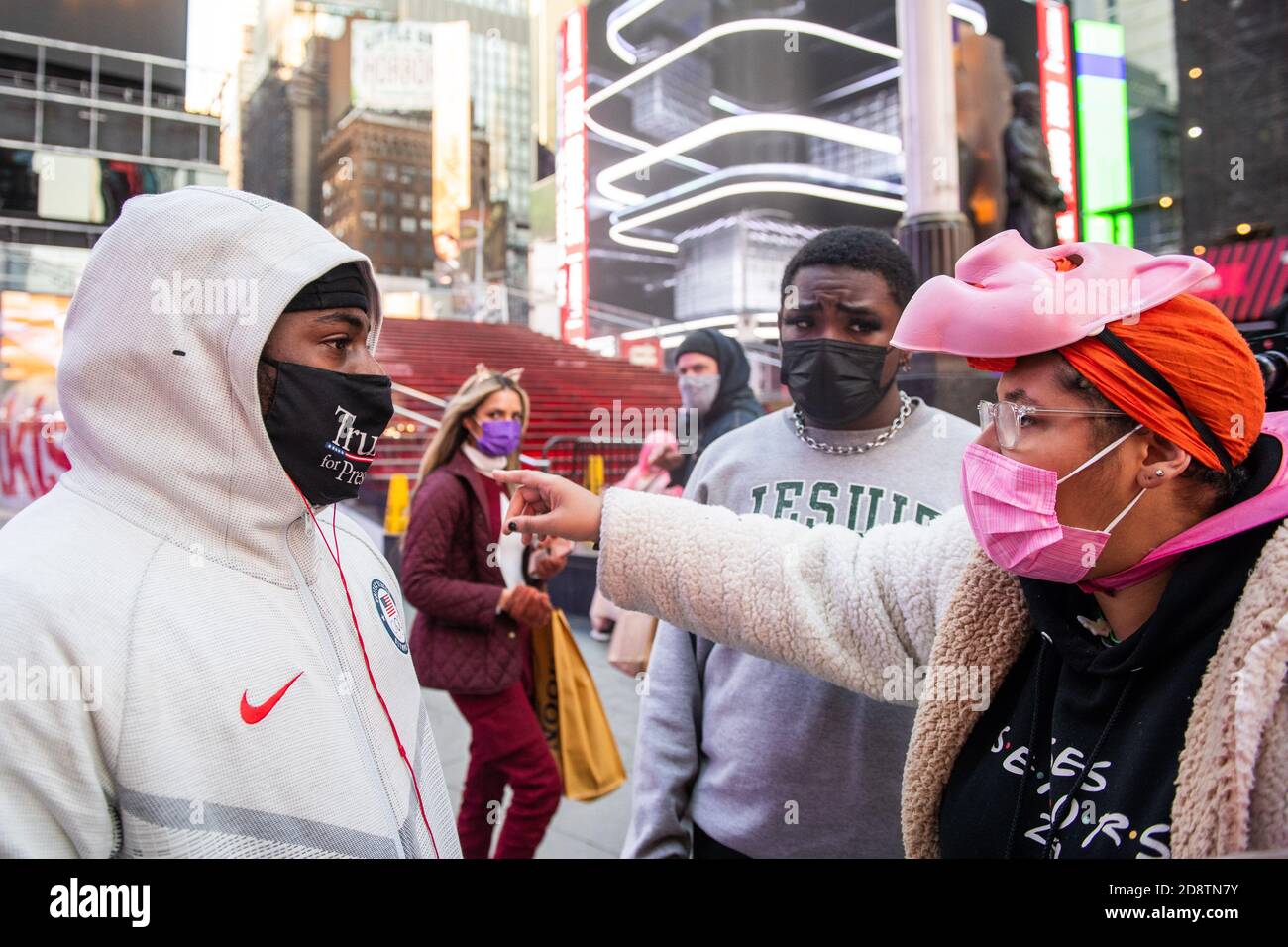 New York, Usa. Oktober 2020. Ein Trump-Unterstützer spricht mit Demonstranten während der Dia De Los Muertos-Veranstaltung zum Gedenken an Opfer staatlicher Gewalt am 31. Oktober 2020 in New York, New York. Foto: Chris Tuite/ImageSPACE/Sipa USA Kredit: SIPA USA/Alamy Live News Stockfoto