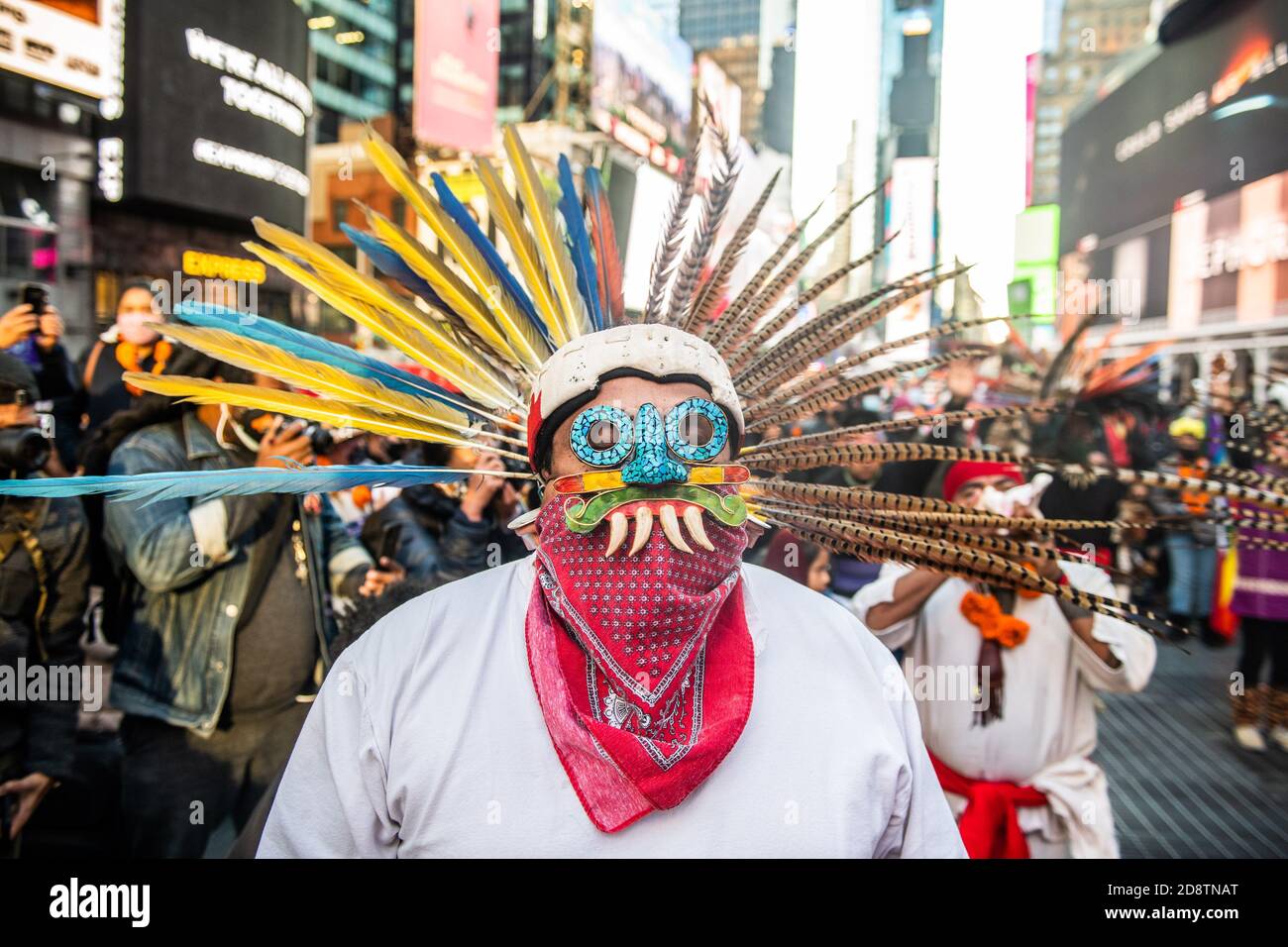 New York, Usa. Oktober 2020. Demonstranten demonstrieren bei der Dia De Los Muertos-Veranstaltung zum Gedenken an Opfer staatlicher Gewalt am 31. Oktober 2020 in New York, New York. Foto: Chris Tuite/ImageSPACE/Sipa USA Kredit: SIPA USA/Alamy Live News Stockfoto