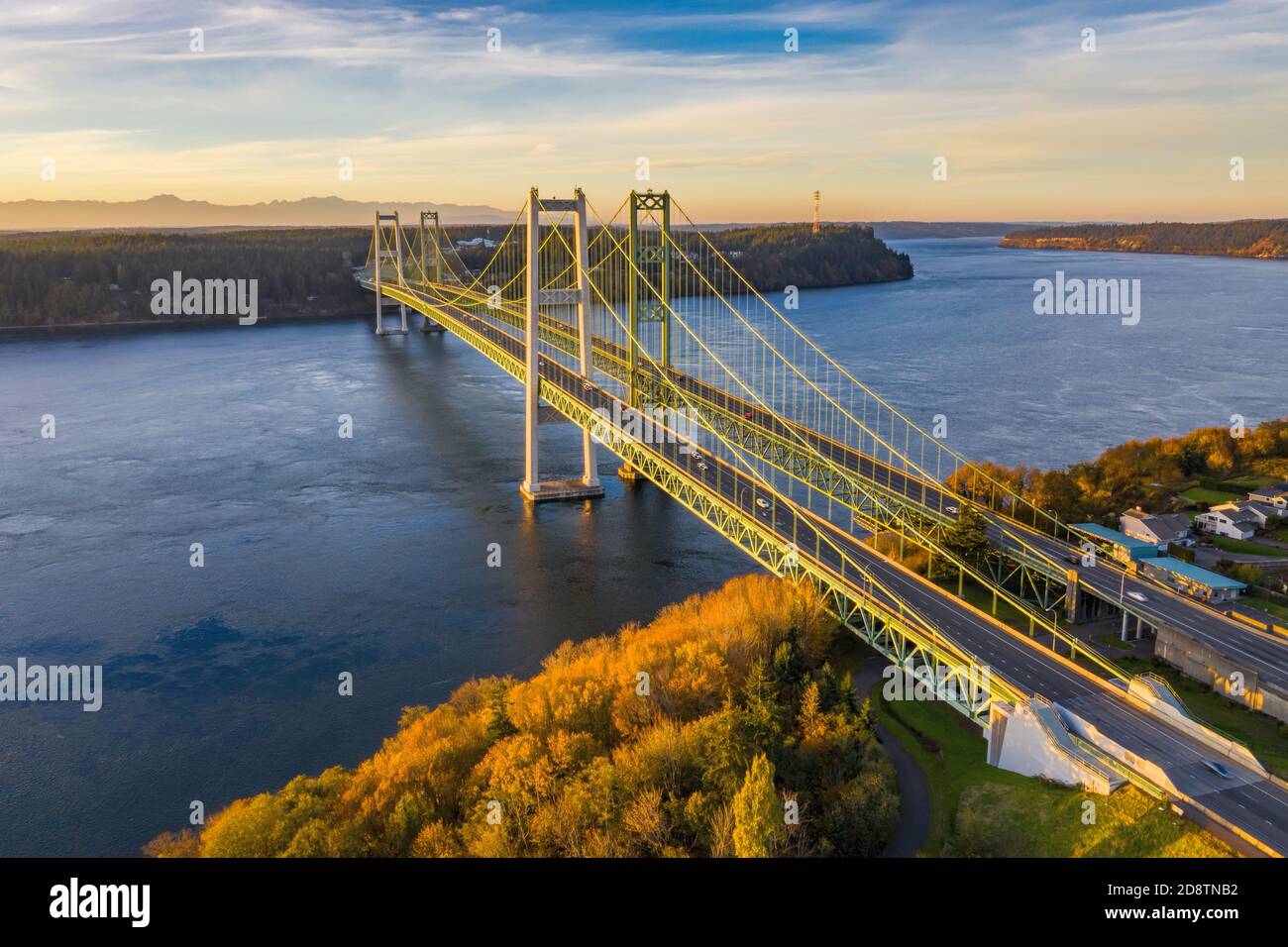 Narrows Brücke in Tacoma Washington bei einem bunten Sonnenuntergang Stockfoto