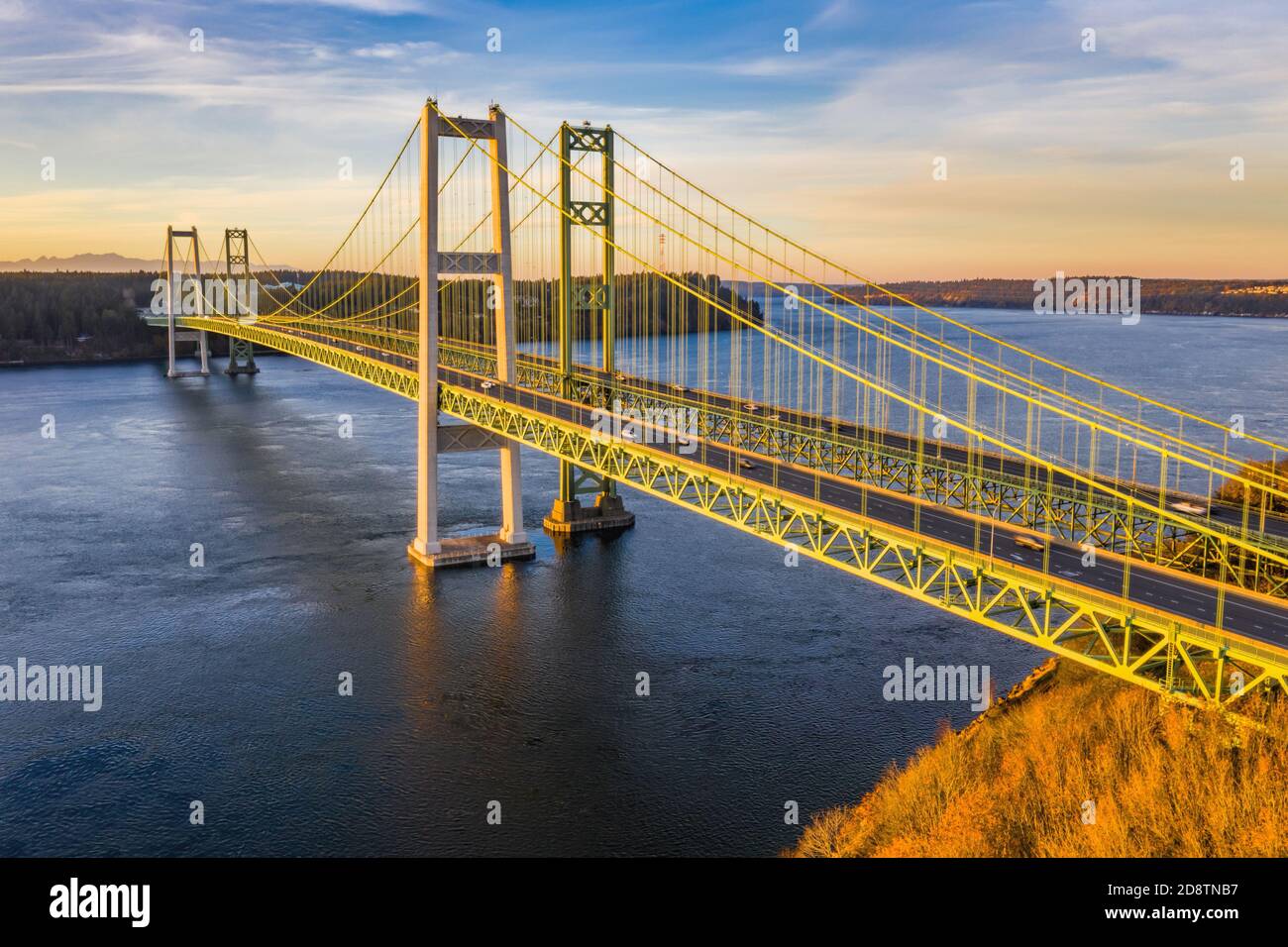 Narrows Brücke in Tacoma Washington bei einem bunten Sonnenuntergang Stockfoto
