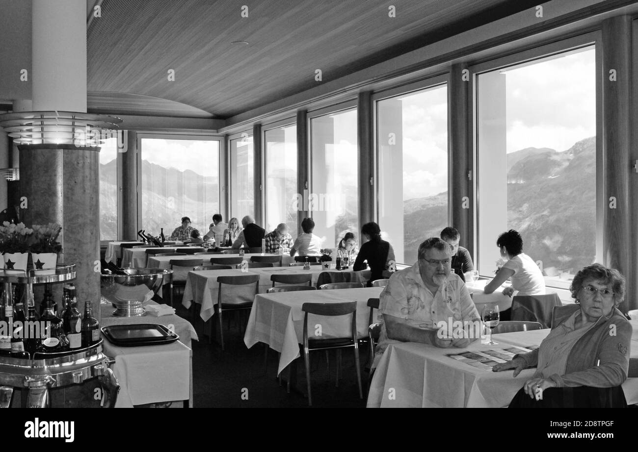 Schweizer Alpen: Die corviglia Restaurant oberhalb von St. Moritz von Starkoch Reto Mathis Stockfoto