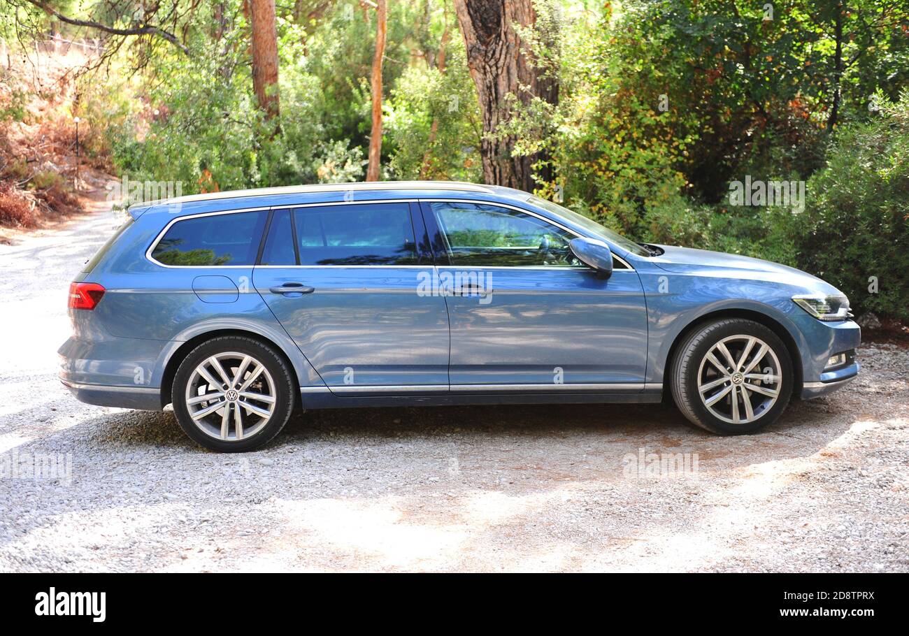 FETHIE, TÜRKEI - OKTOBER 19: Blauer Volkswagen im Wald in Fethie am 11. Oktober 2020. Stockfoto