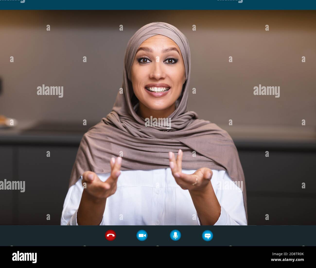Arab Lady Im Gespräch Mit Entfernten Treffen Über Videoanruf Im Innen Stockfoto