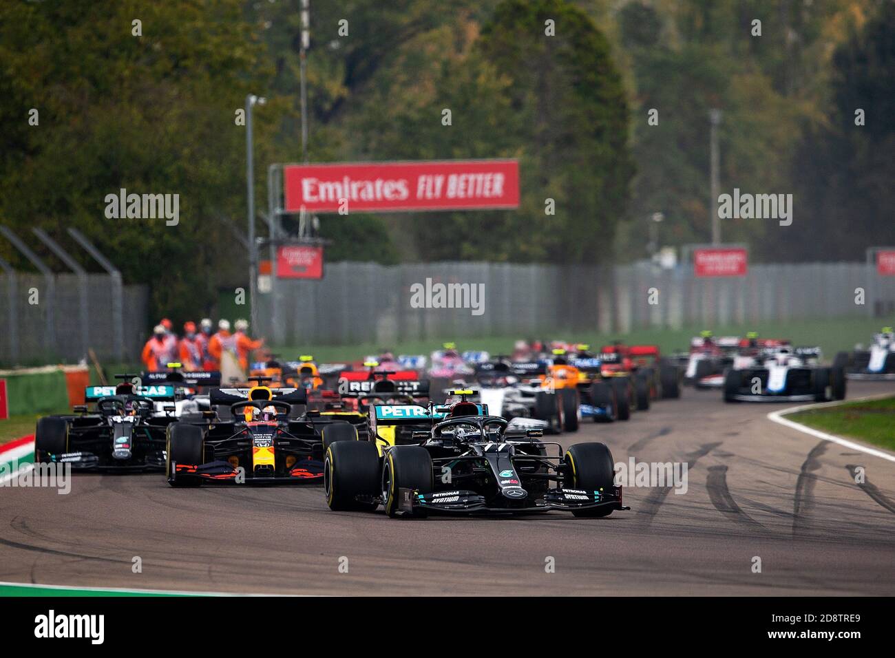 01.11.2020, Autodromo Enzo e Dino Ferrari, Imola, Formel 1 Emirates Gran Premio Dell'emilia Romagna 2020, im Bild Rennstart: Valtteri Bottas (FIN # 77), Mercedes-AMG Petronas F1 Team, Lewis Hamilton (GB # 44), Mercedes-AMG Petronas F1 Team, Max Verstappen (NEL # 33), Aston Martin Red Bull Racing, Daniel Ricciardo (AUS # 3), Renault DP World F1 Team, Pierre Gasly (FRA # 10), Scuderia AlphaTauri Honda, Charles Leclerc ( MCO # 16), Scuderia Ferrari, Lando Norris (GBR # 4), McLaren F1 Team, Carlos Sainz Jr. (SPA # 55), McLaren F1 Team Stockfoto