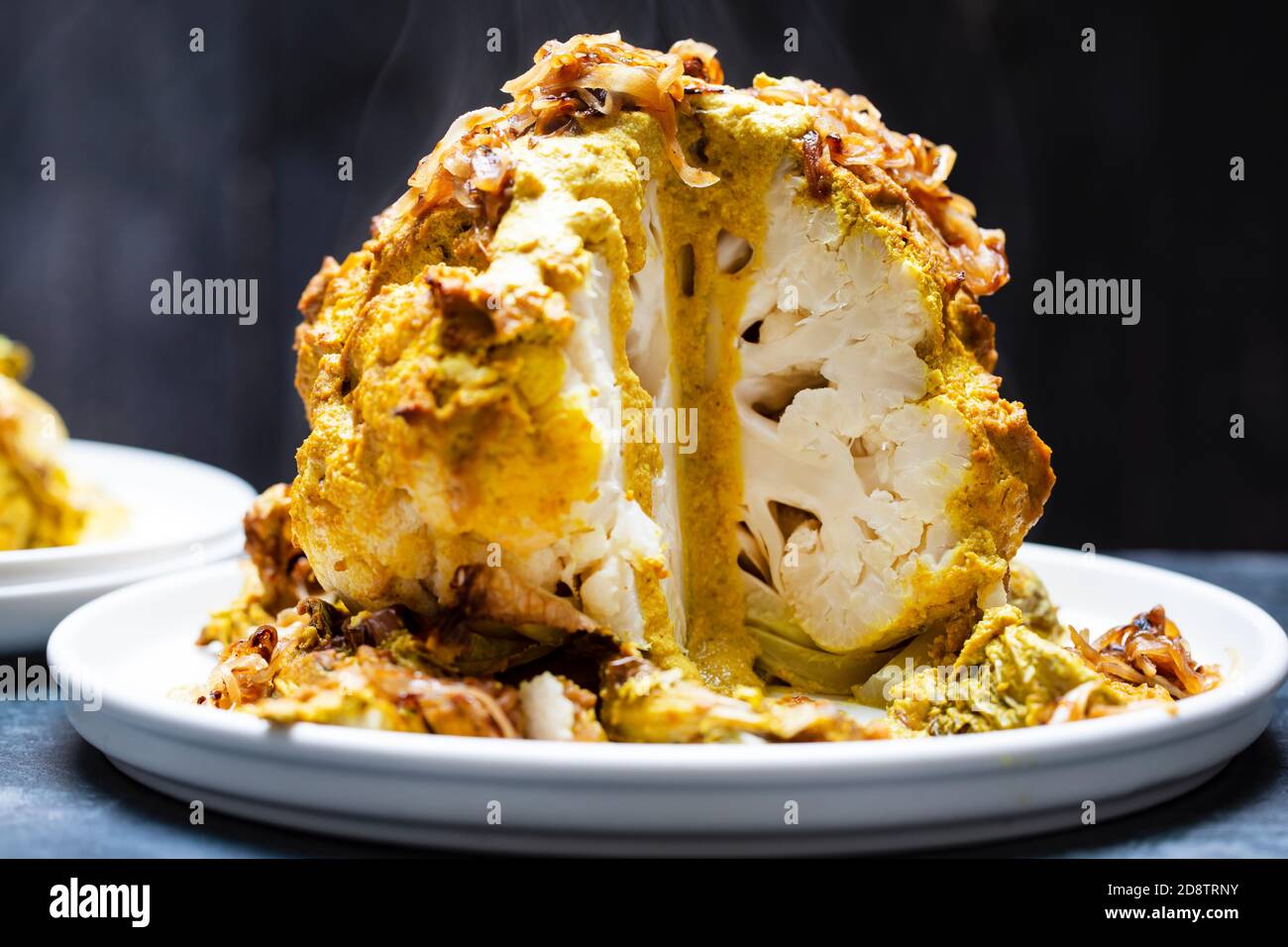 Ganze Blumenkohl in Currysauce Stockfoto