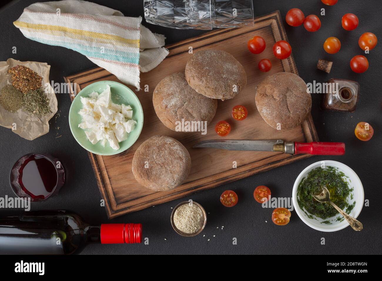 Traditionelle italienische Sandwiches vegetarische Bruschetta und Wein. Draufsicht Stockfoto
