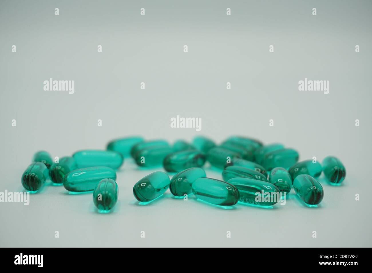 Stapel von pharmazeutischen Medikamenten Pillen, Ibuprofen Kapseln verschüttet auf einem Tisch. Platz für Text kopieren. Stockfoto