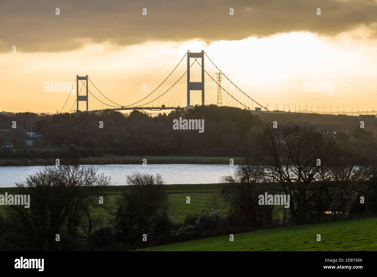 Morgenlicht hinter der Severn Crossing Hängebrücke über den Fluss Severn. Stockfoto