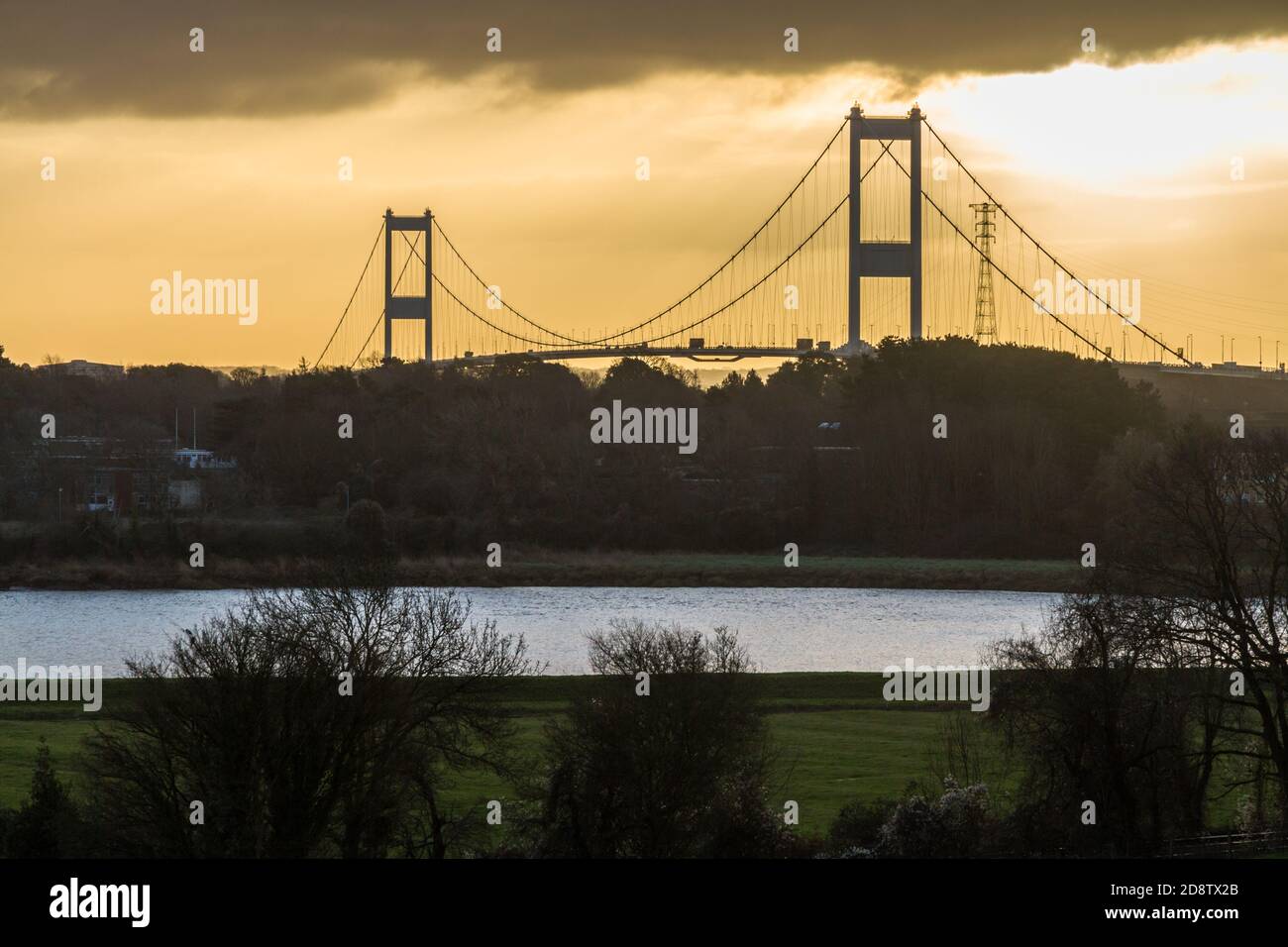 Morgenlicht hinter der Severn Crossing Hängebrücke über die Severn Landschaft. Stockfoto