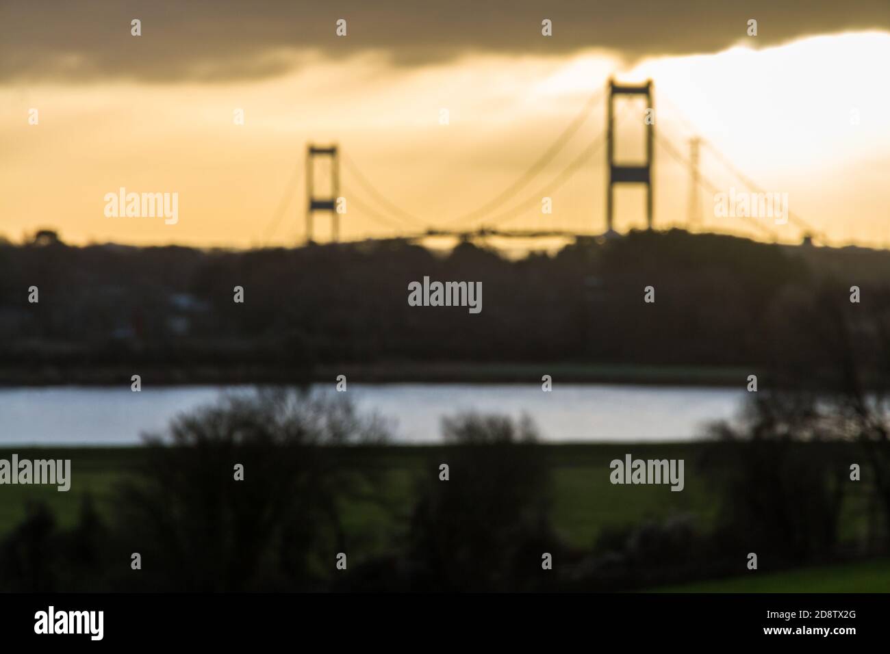 Morgenlicht hinter der Severn Crossing Hängebrücke über die Severn Landschaft, verschwommen. Stockfoto