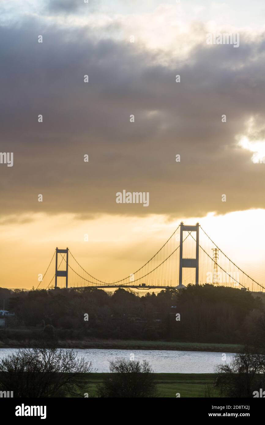 Morgenlicht hinter der Severn Crossing Hängebrücke über den Fluss Severn Portrait Copyspace an der Spitze. Stockfoto