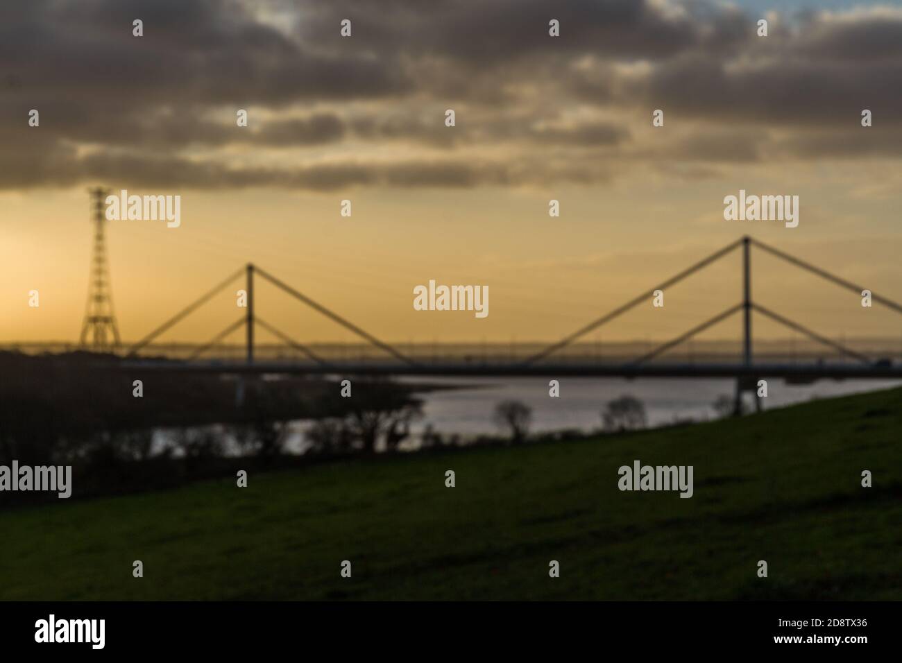 Wye Bridge die M48 wird bei Morgenlicht getragen, die Landschaft verschwimmt. Stockfoto