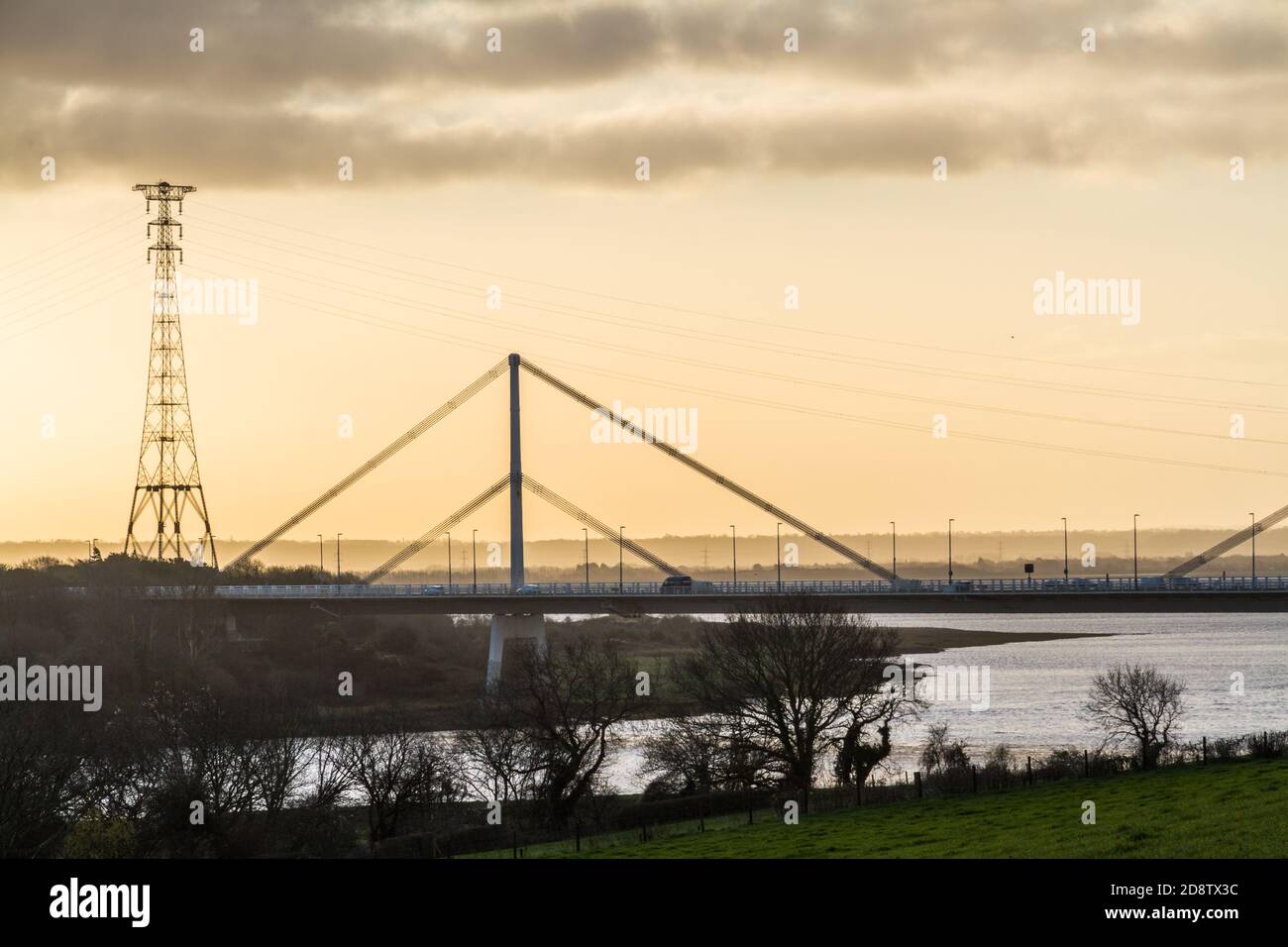 Wye Bridge Tragen der M48 in Morgenlicht mit Pylon, Landschaft verschwommen. Stockfoto