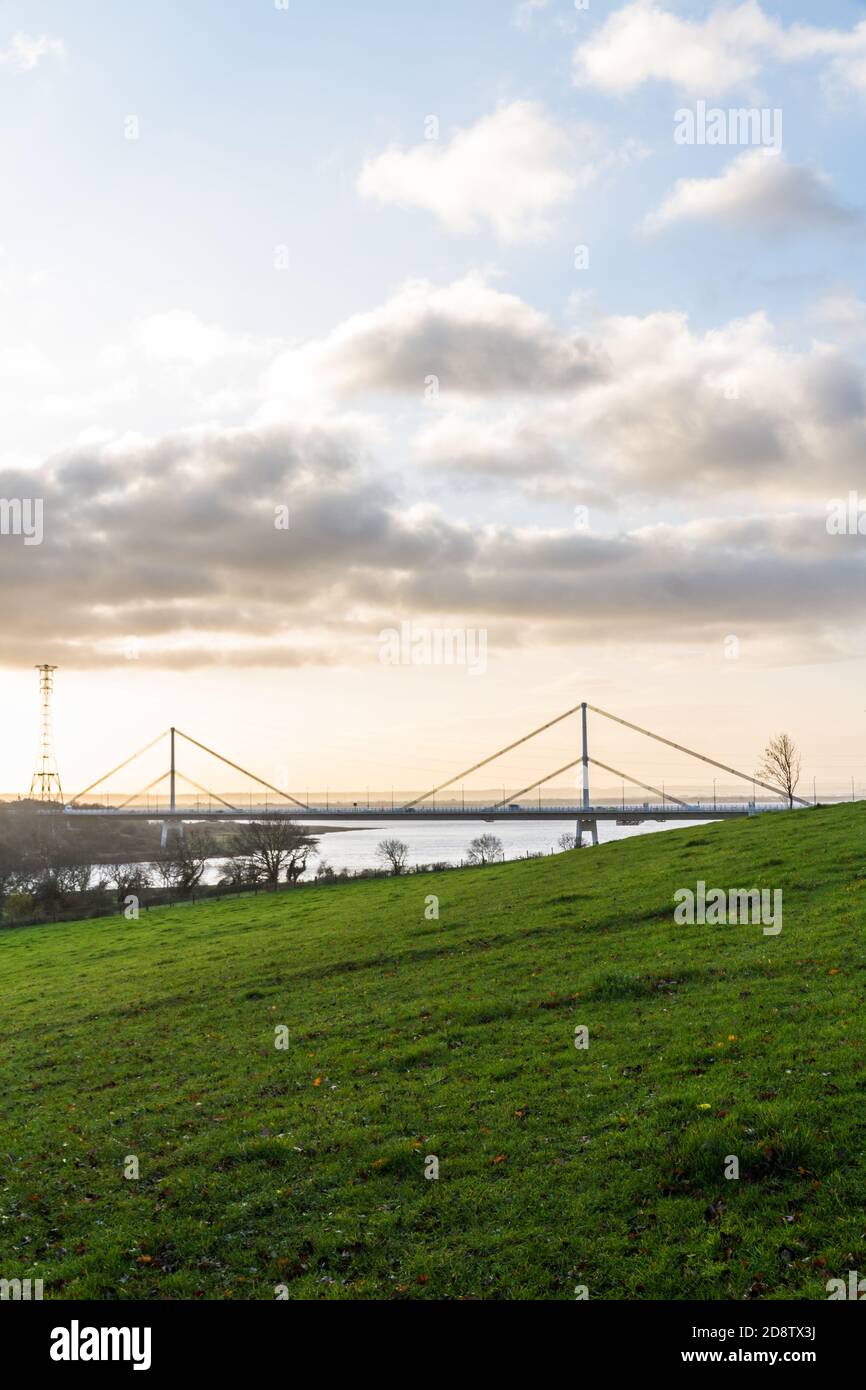 Wye Bridge trägt die M48 im Morgenlicht, Porträt. Stockfoto