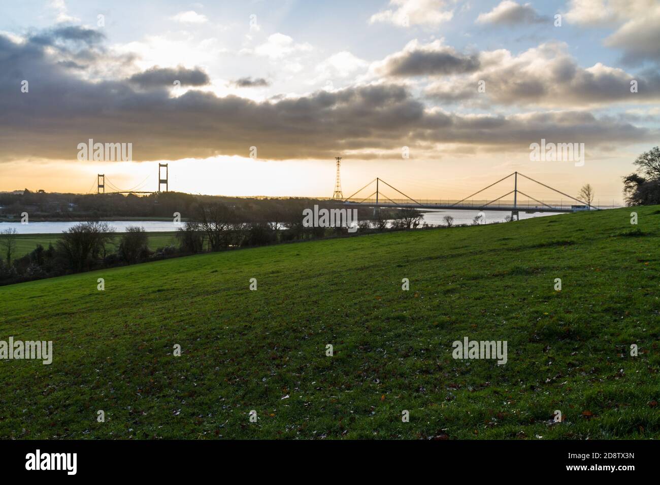 Morgenlicht hinter der Severn Crossing Hängebrücke über die Severn Landschaft. Stockfoto