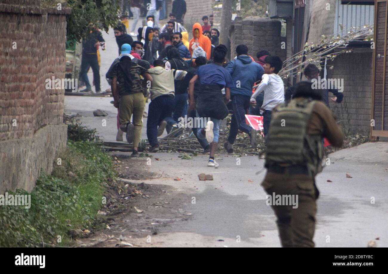 Demonstranten werfen bei Zusammenstößen in der Nähe des Begegnungsortes Steine auf Polizisten. Hizbul Mujahideen Chief Operational Commander Saifullah wurde bei einer Begegnung in Rangreth Bereich in Srinagar getötet. Saifullah war einer der meistgesuchten Militanten in Jammu und Kaschmir und war in der Vergangenheit an mehreren Angriffen auf Sicherheitskräfte beteiligt. Srinagar. Stockfoto