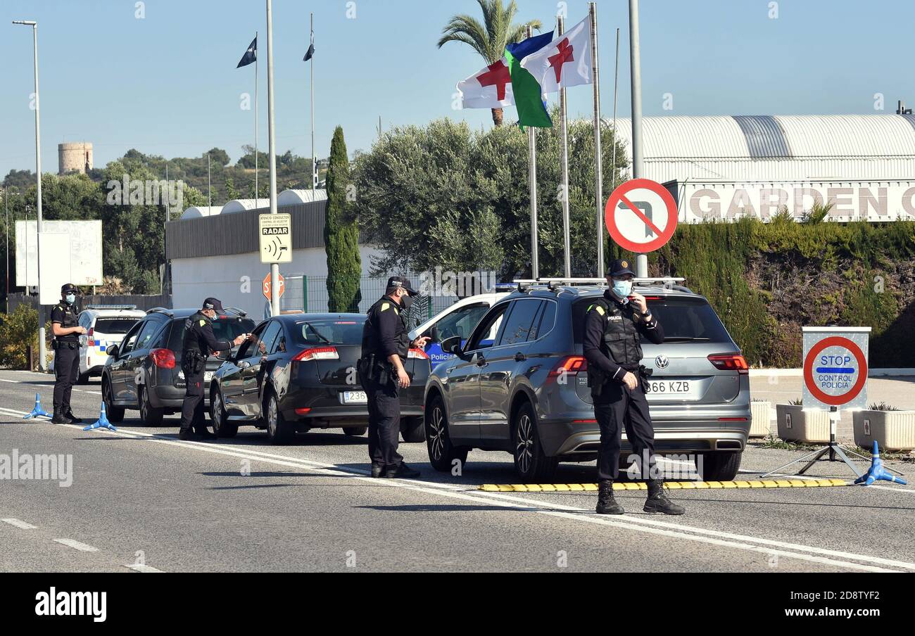 Vendrell, Spanien. März 2020. Polizeibeamte kontrollieren Fahrzeuge an einem Kontrollpunkt während der Sperre.die örtliche Polizei von Vendrell in Tarragona führt Polizeikontrollen durch, damit die neuen Maßnahmen erfüllt werden, um die Ansteckung der Covid-19-Pandemie zu stoppen. Die Regierung ordnet die Schließung der autonomen Gemeinschaft Katalonien an, ohne ein- oder ausreisen zu können, Zusätzlich zu der Perimeter Schließung der Gemeinde, in der Sie von Freitag um 06:00 bis Montag um 06:00 wohnen, um Verschiebungen am Ende der Woche zu Zweitwohnungen zu vermeiden, werden diese Einschränkungen 15 Tage dauern. Stockfoto