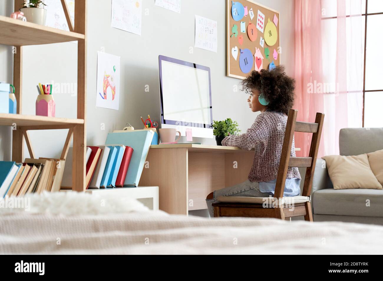 Afrikanische Schule Kind Mädchen tragen Kopfhörer Fernunterricht zu Hause. Stockfoto
