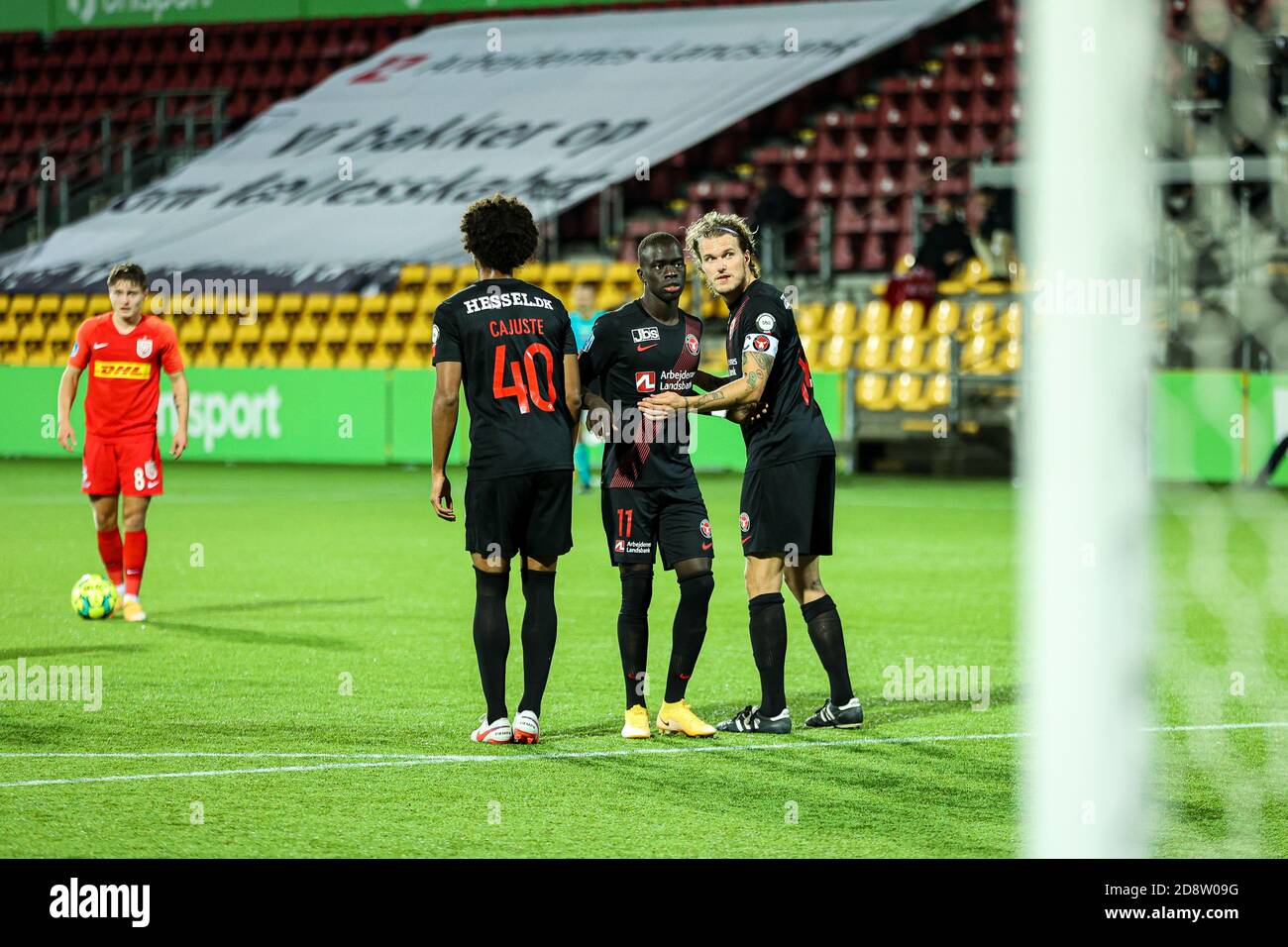 Farum, Dänemark. Oktober 2020. Awer Mabil (11) und Alexander Scholz (14) vom FC Midtjylland im 3F Superliga-Match zwischen FC Nordsjaelland und FC Midtjylland in Right to Dream Park in Farum. (Foto Kredit: Gonzales Foto/Alamy Live News Stockfoto