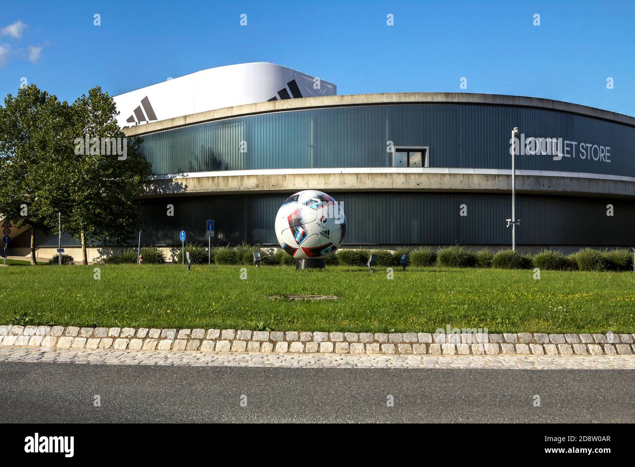 Herzogenaurach, Deutschland : Adidas Store. Adidas ist ein deutscher  multinationaler Konzern, der Sportbekleidung und AC entwirft und herstellt  Stockfotografie - Alamy
