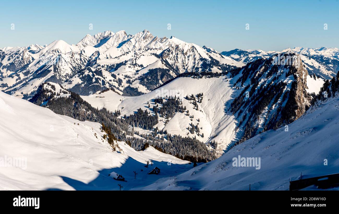 Winterlandschaft mit schneebedeckten Bergen. Rochers de Naye in der Schweiz. Schönheit in der Natur. Stockfoto