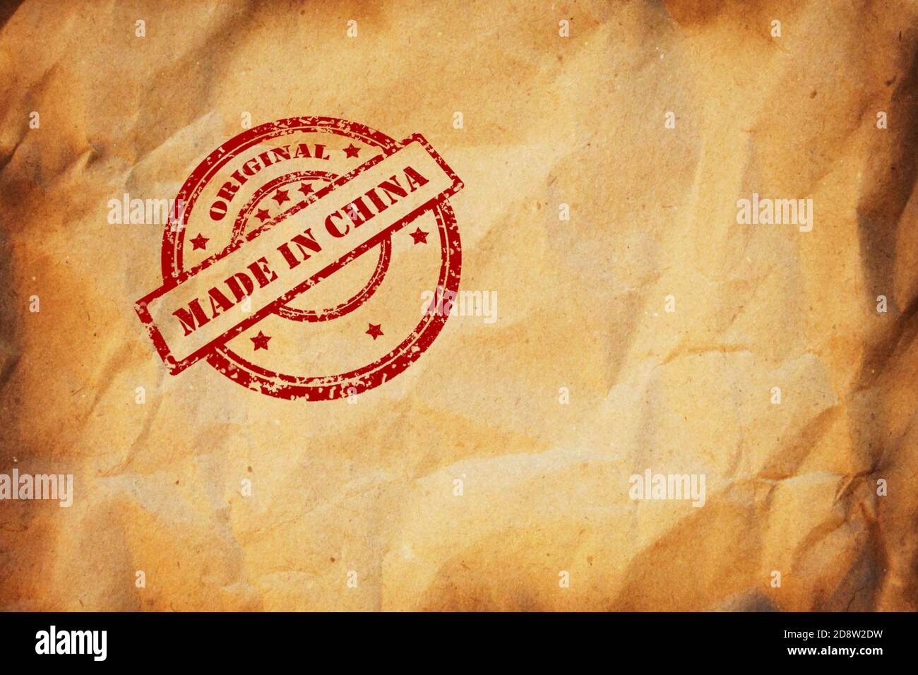 Made in China Stempel auf zerknittertem Blatt gebranntes Papier gedruckt. Produkt Made in China, Paket, Paket, Produktionslogistik Konzept. Hintergrund mit CO Stockfoto