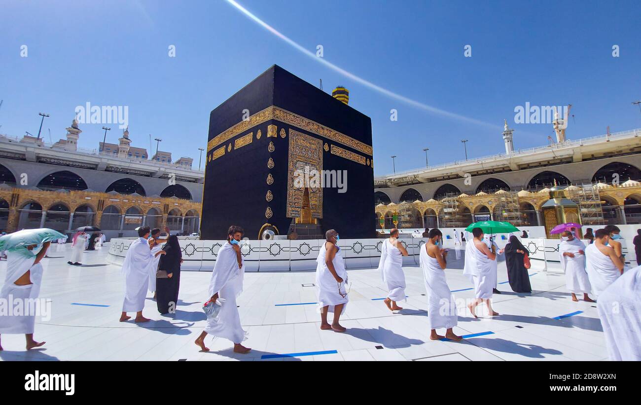 MEKKA , SAUDI-ARABIEN , 22 Okt 2020 - Pilger kreisen die Kaaba in Masjid al-Haram - umrah weniger Social Distance Corona Virus Tragen Sie Gesichtsmaske Covid 19 Stockfoto